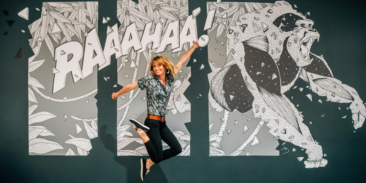 L'artiste, auteure de bande dessinées et illustratrice Flore Beaudelin présente sa première fresque dans la salle d'escalade de bloc Climbing District