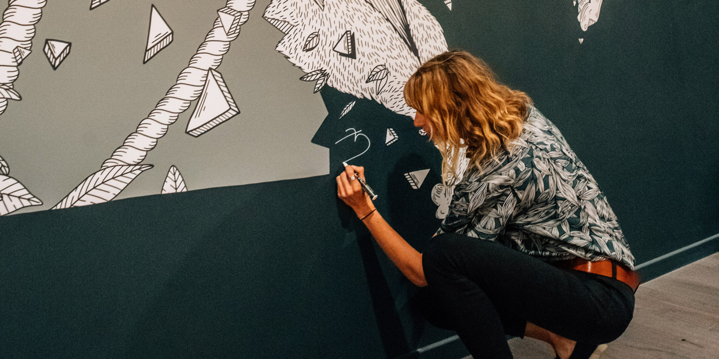 L'artiste, auteure de bande dessinées et illustratrice Flore Beaudelin présente sa première fresque dans la salle d'escalade de bloc Climbing District