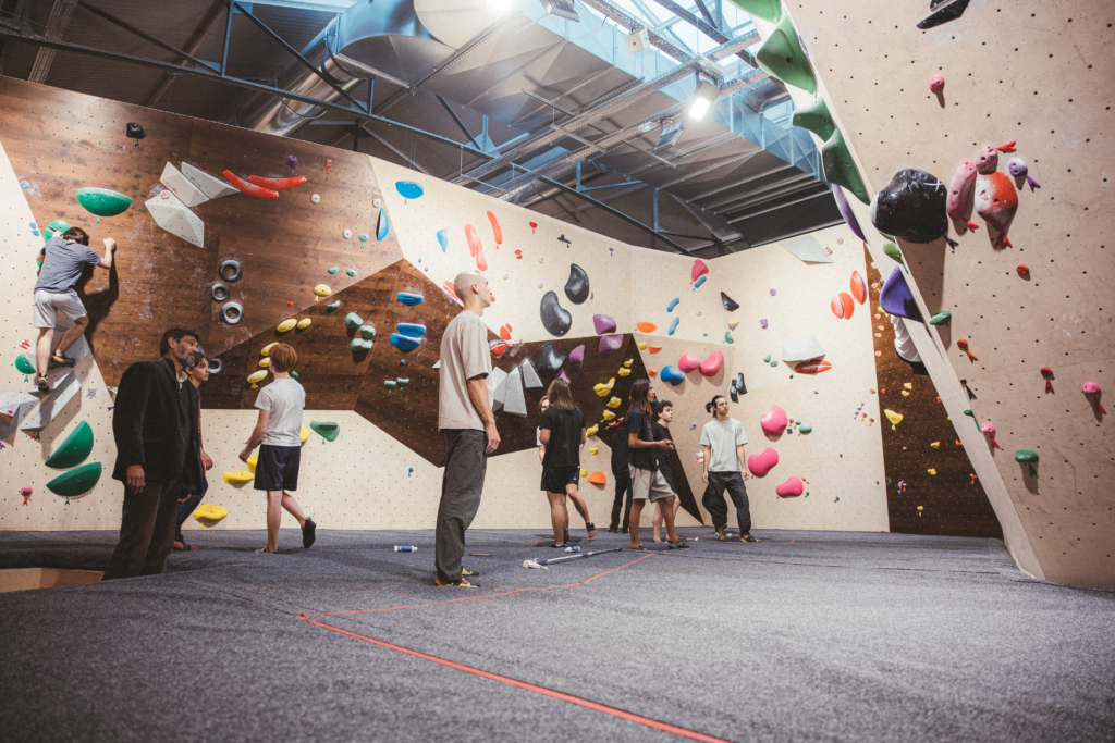 Climbing District - Salle d'escalade à Paris - Neuilly ©Arthur Delicque