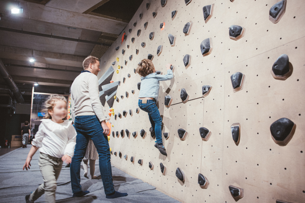 Climbing District - des enfants grimpent sur le mur connectés