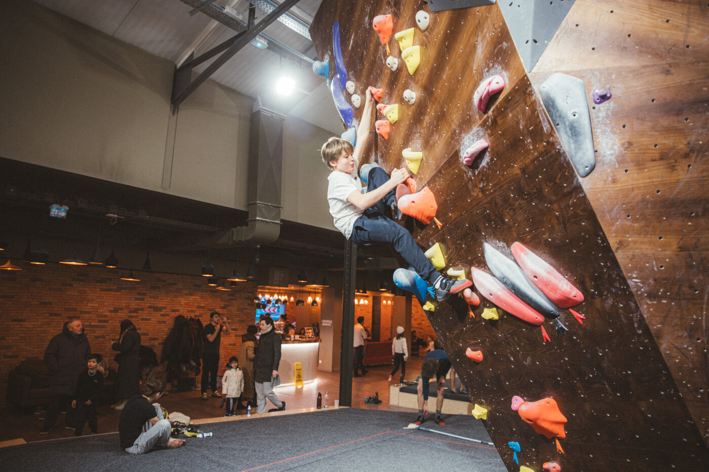 Climbing District - Salle d'escalade à Paris - Neuilly ©Arthur Delicque