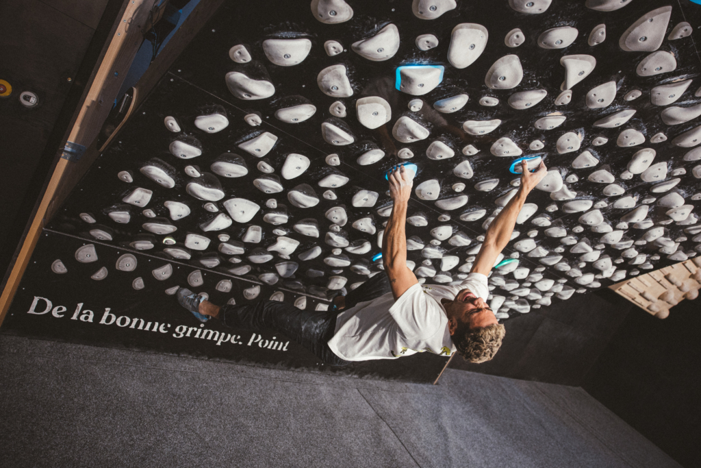 Climbing District Bastille - grimpeur sur la Kilter board