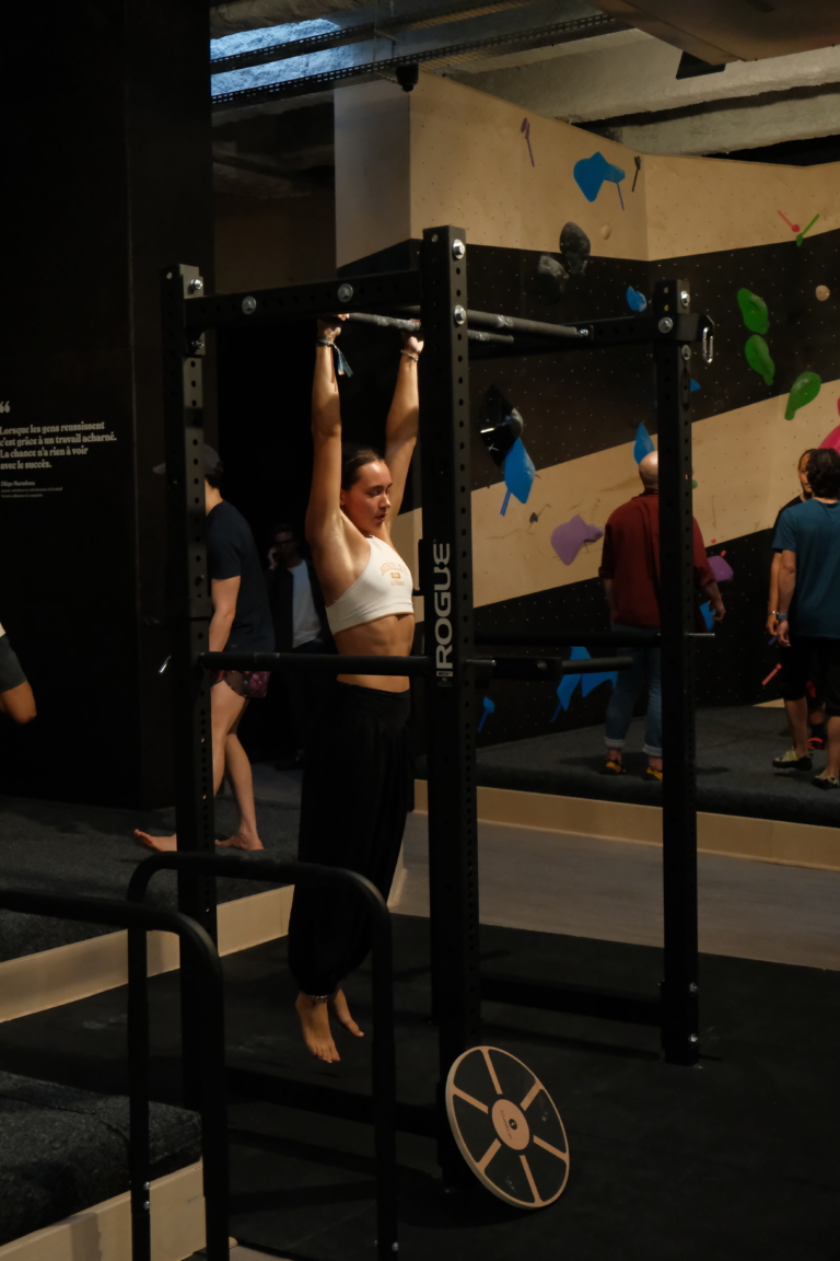 Climbing District Bastille - jeune femme qui s'entraîne sur la cage de cross fit.