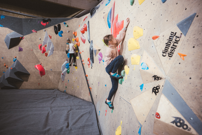Climbing District - Cours enfants -Salle d'escalade à Paris - Batignolles ©Arthur Delicque