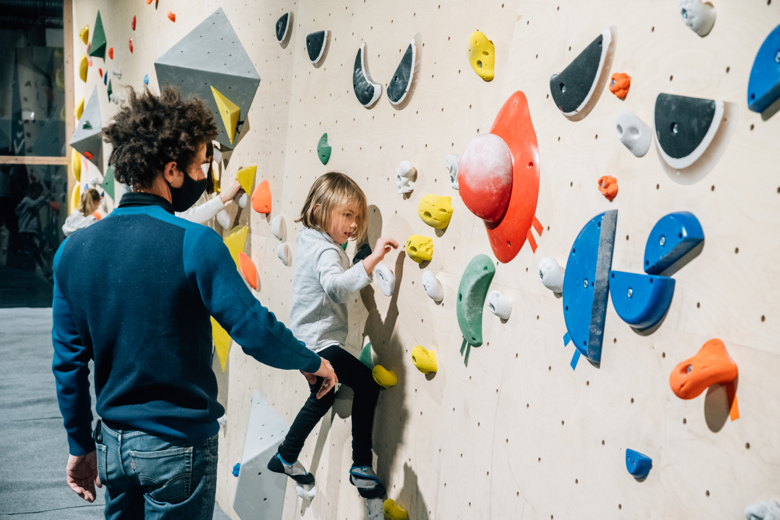 Climbing District Batignolles - Enfants en cours d'escalade