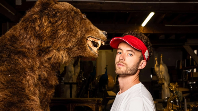 Le forfait illimité 15 jours chez Climbing District ! Un grimpeur devant un ours.