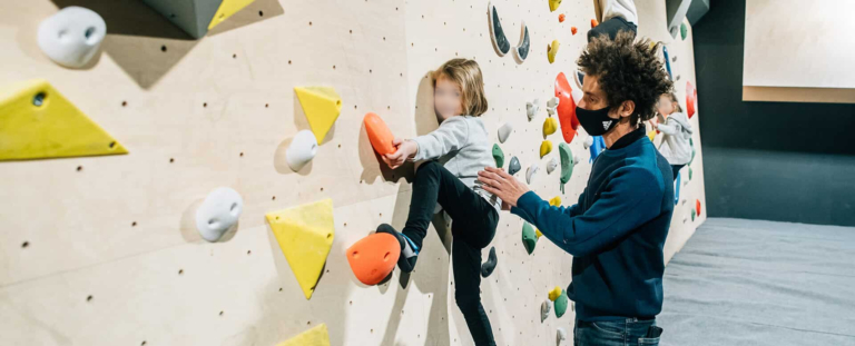 Climbing District - cours enfants - Salle d'escalade à Paris - Batignolles ©Arthur Delicque