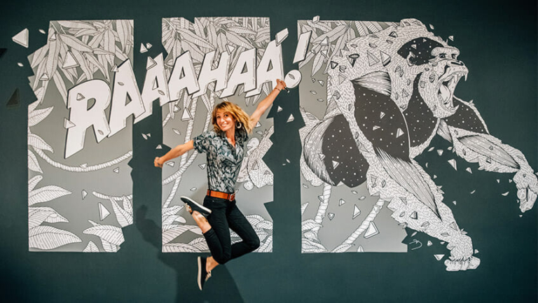 L'artiste, auteure de bande dessinées et illustratrice Flore Beaudelin présente sa première fresque dans la salle d'escalade de bloc Climbing District