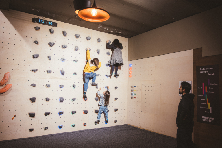 Climbing District - grimpe enbfant sur un mur connecté
