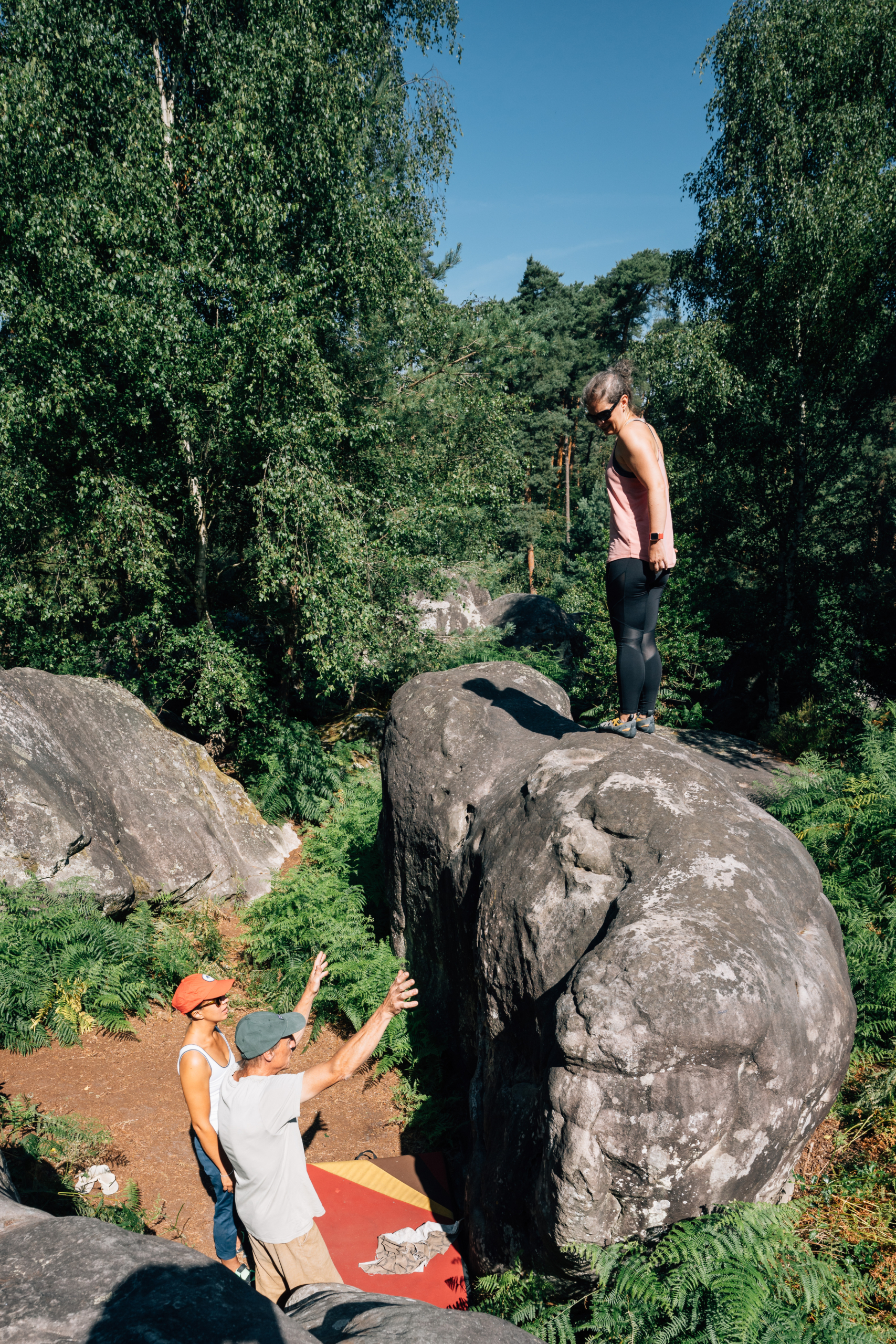 Climbing District Stage Fontainebleau, blocs dans la forêt.