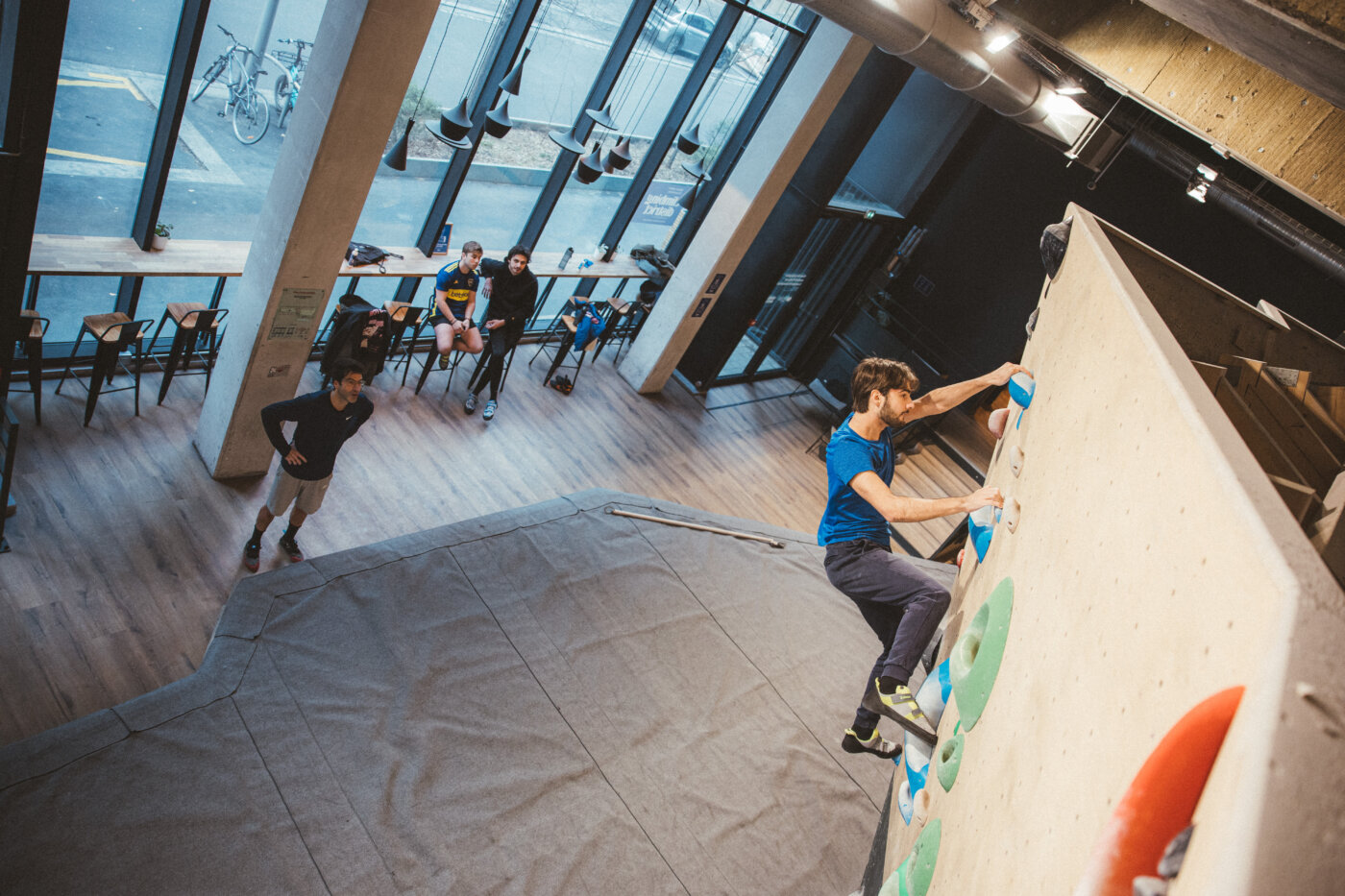 Climbing District - Qualité de l'air grands espaces dégagés dans une salle d'escalade