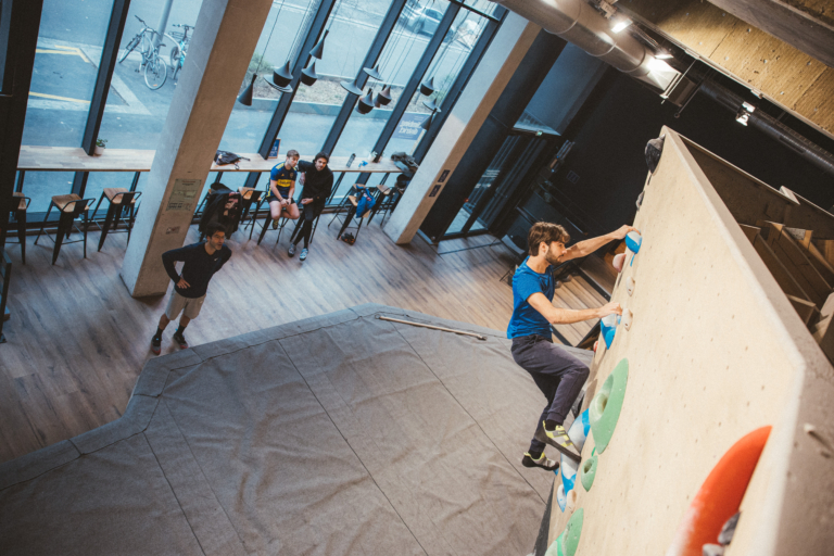 Climbing District - Qualité de l'air grands espaces dégagés dans une salle d'escalade