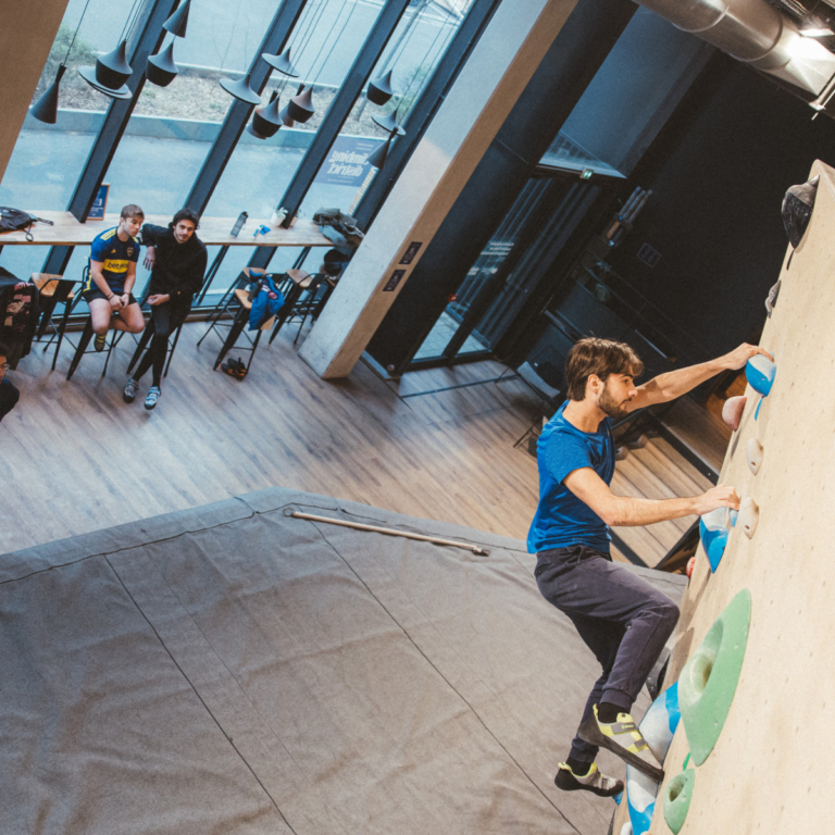 Climbing District - Qualité de l'air grands espaces dégagés dans une salle d'escalade