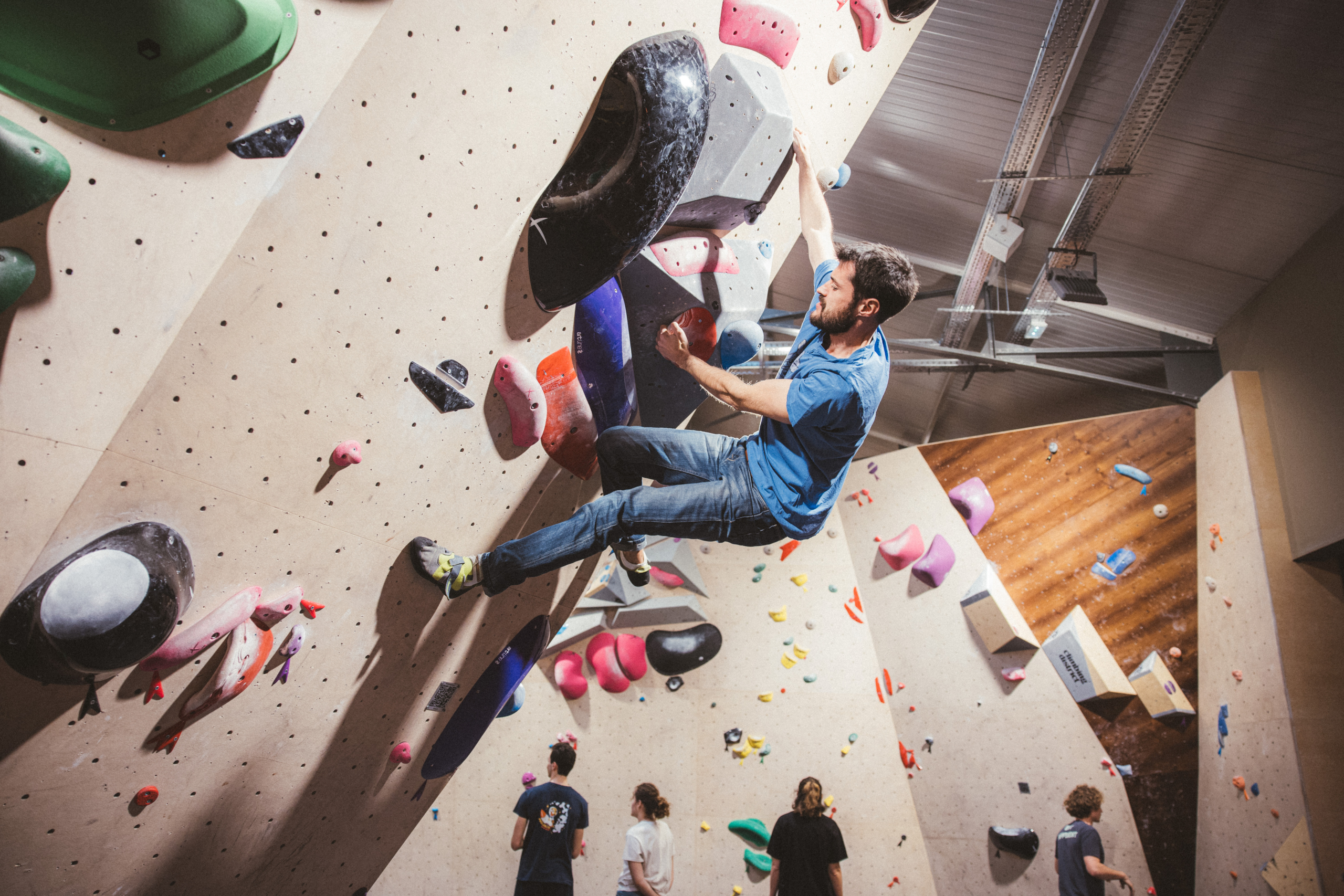 Climbing District Pont de Neuilly - jeune homme en train d'escalader