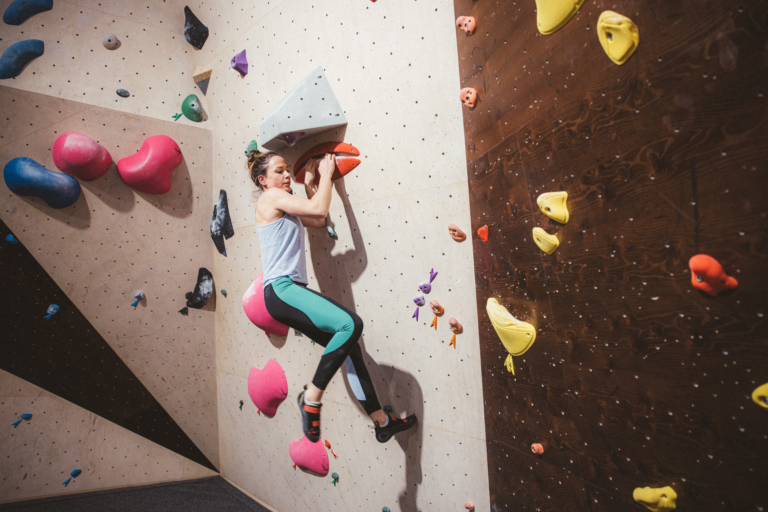 Climbing District Pont de Neuilly - jeune femme en train d'escalader