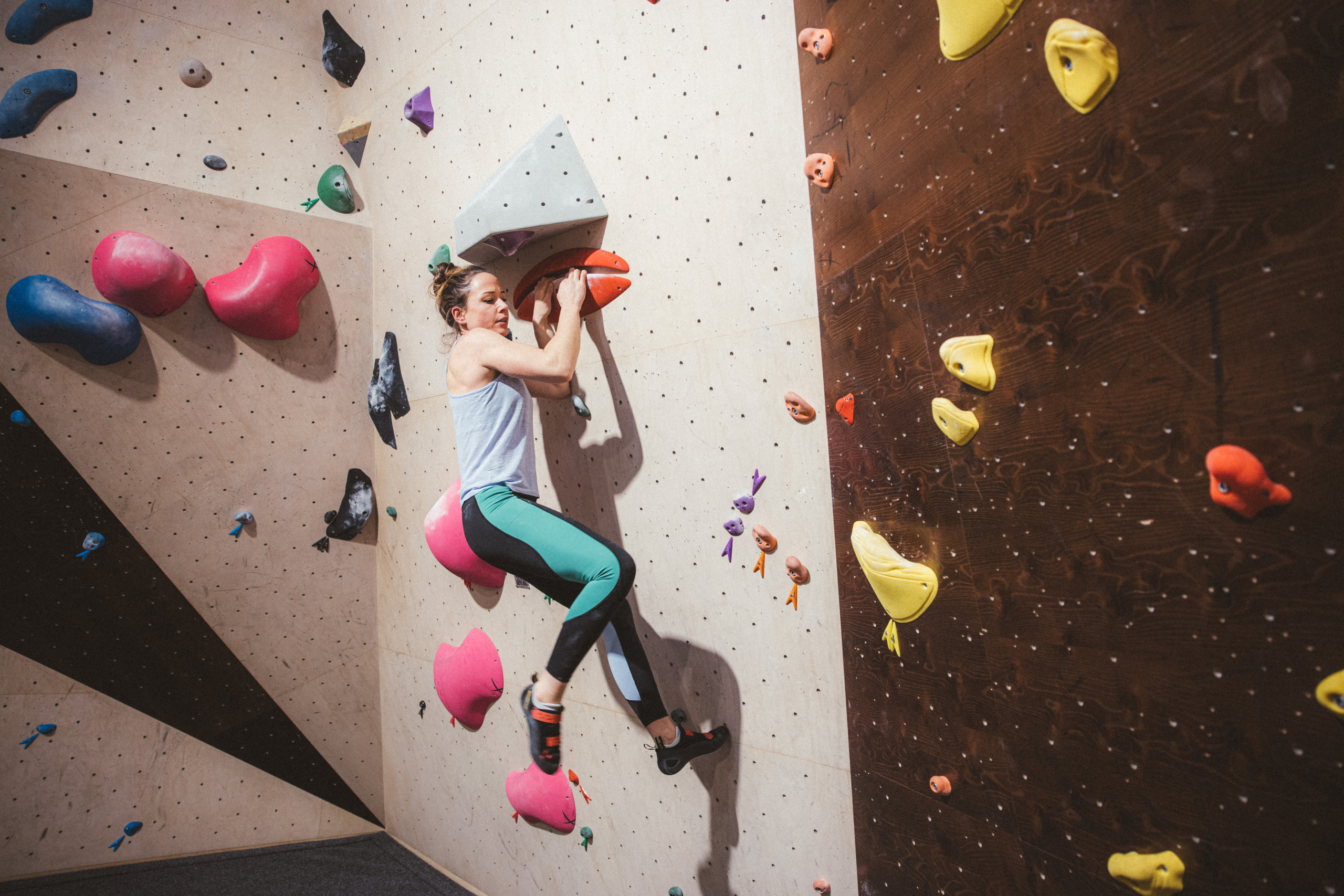 Climbing District Pont de Neuilly - jeune femme en train d'escalader