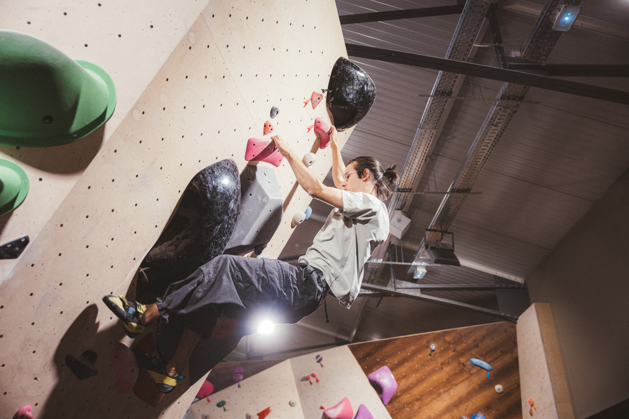 Climbing District Pont de Neuilly - jeune homme en train d'escalader