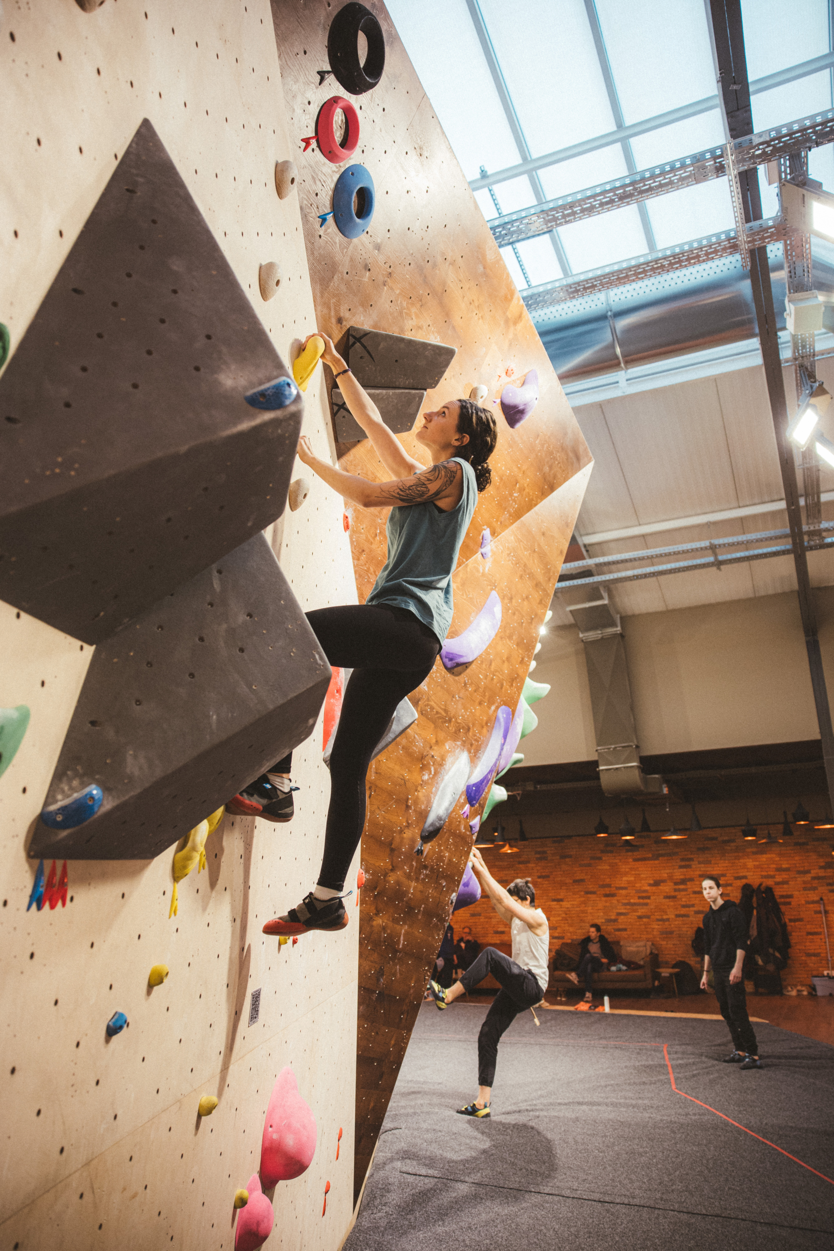 Climbing District Pont de Neuilly - jeune femme en train d'escalader