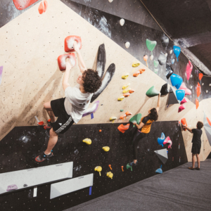 Grimpeurs sur le mur de la salle d'escalade Climbing District Bastille