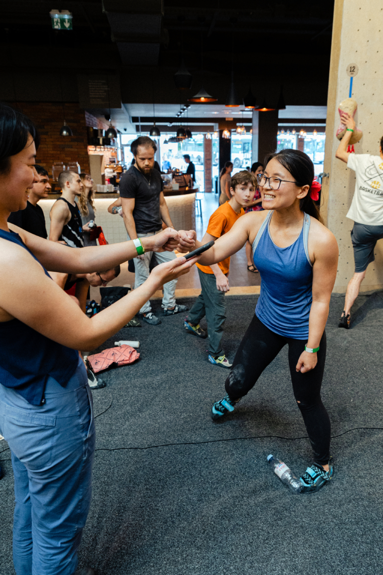 Rejoins la communauté WhatsApp Climbing District : organise tes sessions, trouve un partenaire de grimpe, découvre les événements et échange dans un espace bienveillant et sans jugement.