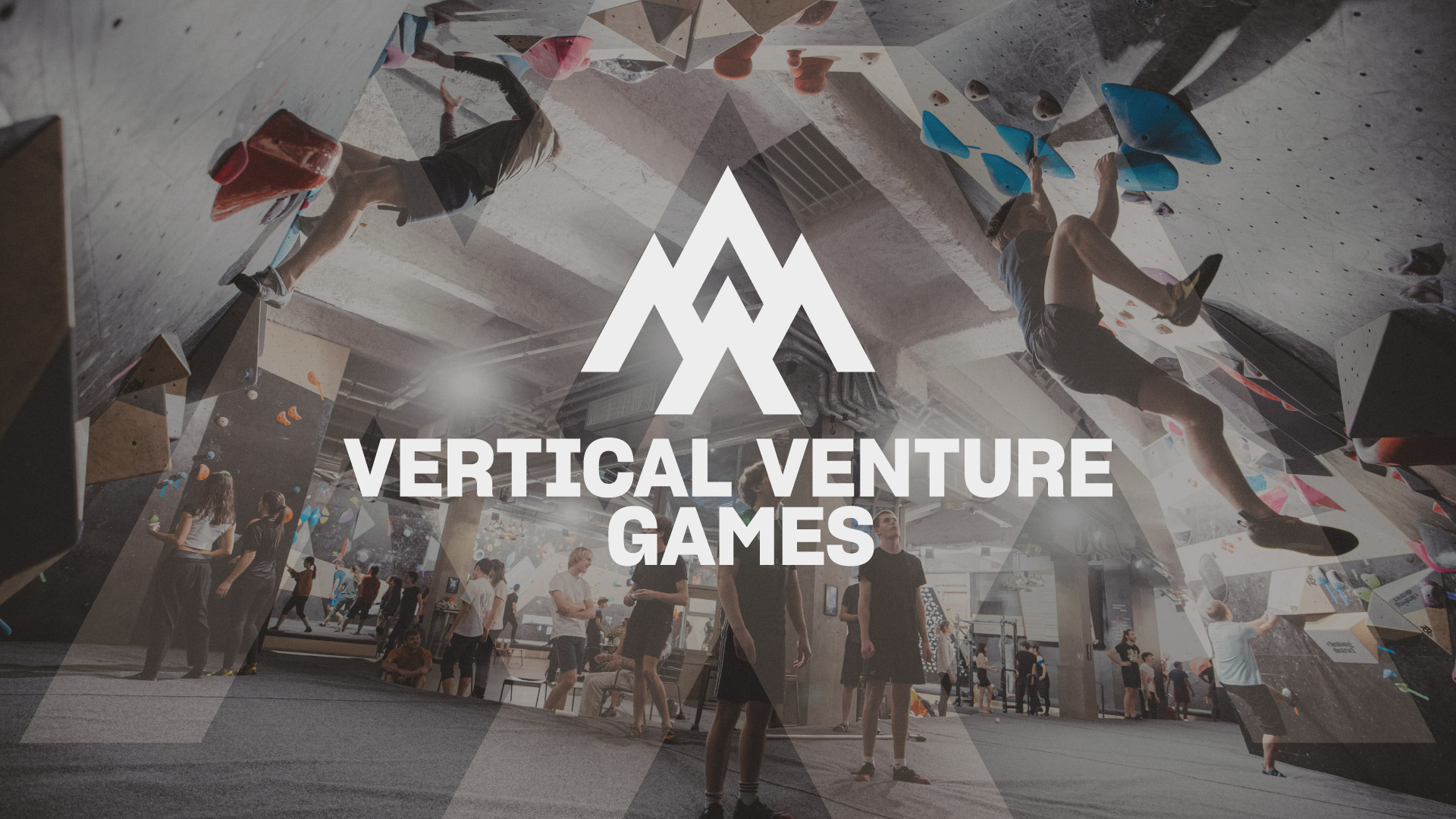Vertical Venture Game Climbing District - logo et équipe de grimpeur dans une salle d'escalade