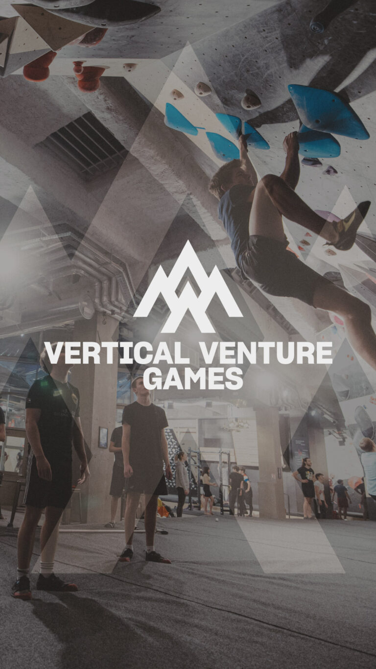 Vertical Venture Game Climbing District - logo et équipe de grimpeur dans une salle d'escalade